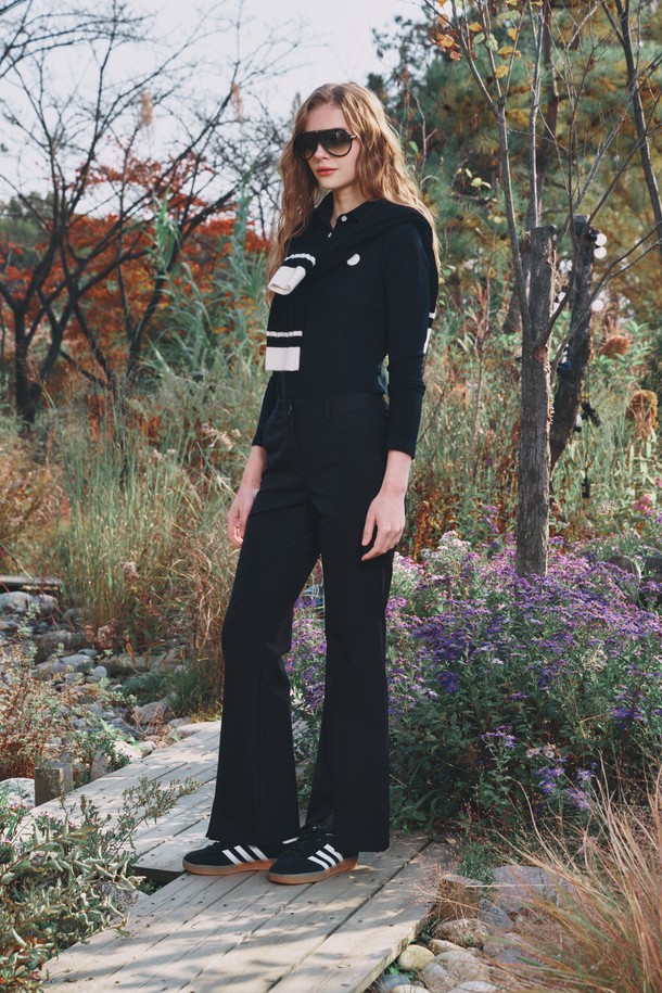 세미 부츠컷 팬츠는 여성 골프룩, 미니멀, 클래식 스타일을 위한 사계절용 바지입니다. 블랙 색상의 슬림핏 부츠컷 디자인으로, 다리가 길어 보이는 효과를 선사합니다. 나일론과 스판덱스 혼방 소재로 제작되어 부드러운 촉감과 뛰어난 사방 스판, 복원력을 자랑하며, 얇은 두께감으로 편안한 착용감을 제공합니다. 허리 밴딩 처리와 슬릿 디자인으로 활동성과 스타일리시함을 동시에 잡았습니다. 일상에서도 활용 가능한 베이직 아이템입니다.
