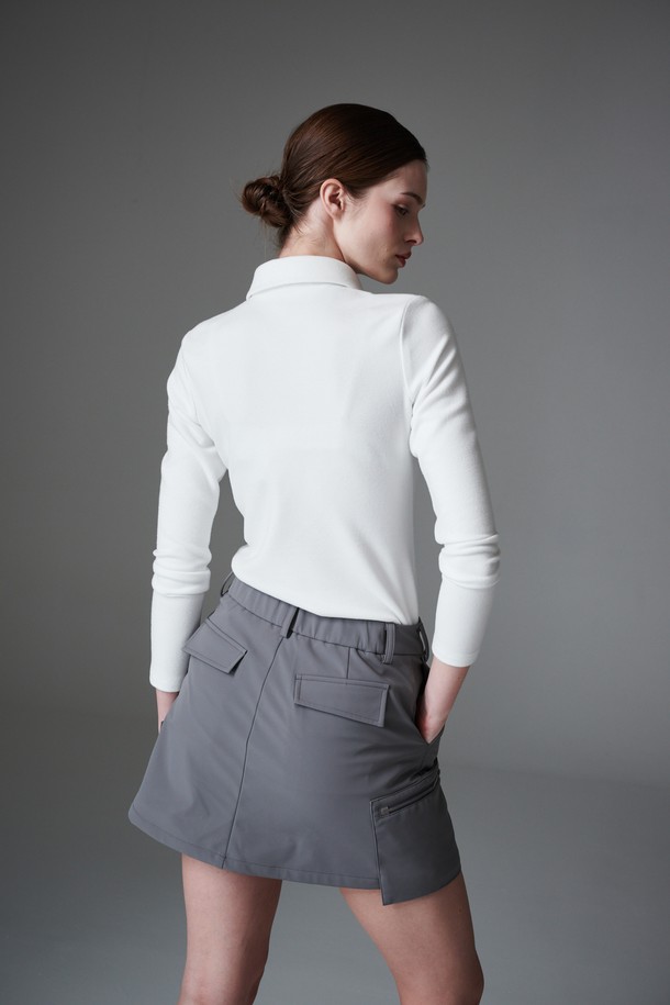 **Soft fleece collar T 플리스 카라티**는 부드러운 플리스 소재로 제작되어 겨울철 보온성을 높여주는 여성용 긴소매 카라넥 티셔츠입니다. 베이직하고 클래식한 디자인으로 골프 및 일상복으로 활용 가능하며, 레귤러핏으로 편안하게 착용할 수 있습니다. 압축된 플리스 소재와 중량감 있는 두께감으로 포근함을 더하며, 미니멀한 스타일을 연출하기 좋습니다. 무지 디자인의 화이트 컬러로 다양한 하의와 코디네이션이 용이합니다.
