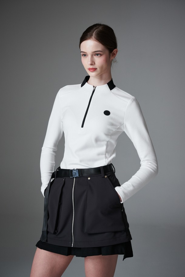 부드러운 플리스 소재의 여성 슬림 핏 집업 자켓입니다. 화이트와 블랙 두 가지 색상으로 제공되며, 가을과 겨울에 따뜻하게 착용할 수 있습니다. 네크라인에는 블랙 니트 배색이 포인트로 들어가 미니멀하면서도 스포티한 스타일을 연출합니다. 골프룩은 물론 일상에서도 편안하게 활용 가능하며, 두꺼운 두께감으로 보온성을 높였습니다. 긴 소매 기장의 무지 디자인으로 다양한 룩에 매치하기 좋습니다.
