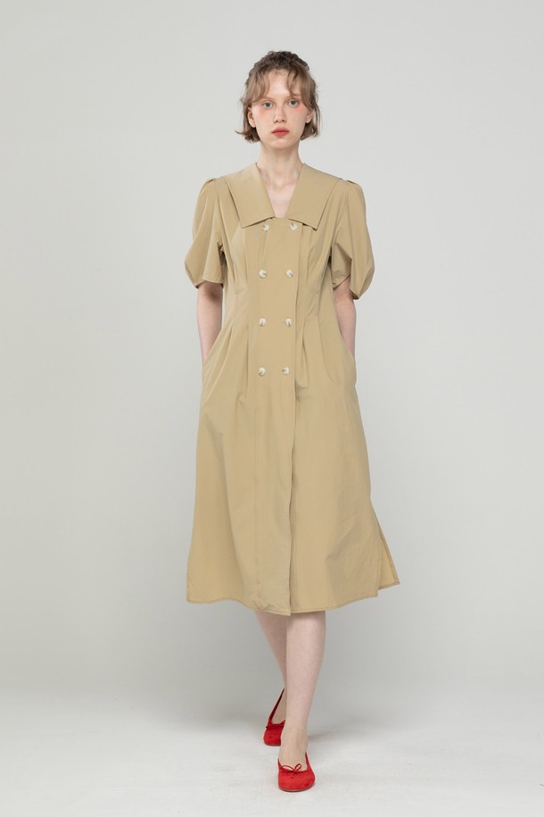 베이지 더블 버튼 원피스는 여성스러운 실루엣을 연출하는 데일리 원피스입니다. 부드러운 촉감의 나일론, 레이온, 폴리우레탄 혼방 소재로 제작되어 편안한 착용감을 선사합니다. 브이넥 라인과 반소매 디자인, 무지 패턴으로 깔끔하고 세련된 느낌을 주며, 더블 버튼과 사이드 립 디테일, 사이드 슬릿이 포인트입니다. 레귤러 핏으로 제작되어 데이트룩, 카페룩, 모임룩 등 다양한 TPO에 활용하기 좋으며, 클래식, 미니멀, 로맨틱 스타일을 즐겨 입는 분들께 추천합니다. 봄, 여름 시즌에 얇게 입기 좋은 두께감의 원피스입니다.
