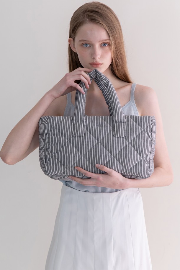 스트라이프 패딩 토트백 - 블랙

세련된 스트라이프 패턴과 패딩 디자인이 돋보이는 여성용 토트백입니다. 면과 폴리에스테르 혼방 소재로 제작되어 부드러운 촉감과 튼튼함을 동시에 제공합니다. 미디엄 사이즈로 수납력이 뛰어나며, 내부 지퍼 포켓, 오른쪽 포켓 및 탈부착 가능한 액세서리가 있어 실용성을 더했습니다. 지퍼형 잠금 방식으로 내용물을 안전하게 보호하며, 쇼핑, 카페, 동네 마실 등 다양한 TPO에 잘 어울립니다. 캐주얼, 미니멀, 클래식 스타일을 즐기는 여성에게 추천합니다.
