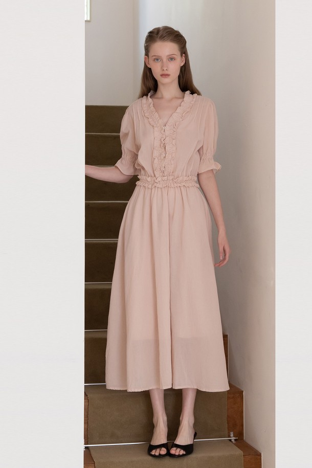 **V-넥 프릴 드레스 - 핑크**

사랑스러운 분위기를 연출하는 핑크 컬러의 브이넥 프릴 원피스입니다. 면과 폴리에스테르 혼방 소재로 제작되어 부드러운 촉감과 편안한 착용감을 선사하며, 봄, 여름 계절에 어울리는 얇은 두께감으로 시원하게 입을 수 있습니다. 허리 밴딩과 소매 밴딩, 전체적인 개더링 디테일이 볼륨감 있는 핏을 만들어내고, 사이드 포켓과 로고 디테일로 실용성을 더했습니다. 데이트룩, 카페룩, 여행룩 등 로맨틱하고 여성스러운 스타일을 연출하고 싶을 때 추천합니다.
