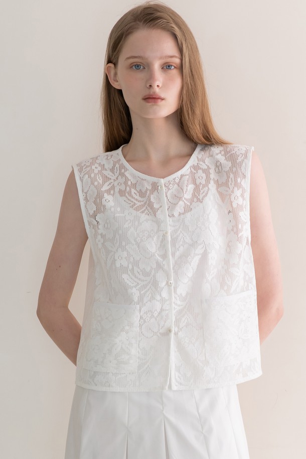 레이스 베스트 - 화이트는 여성스러운 무드를 연출하는 여름용 베스트입니다. 부드러운 면과 나일론 혼방 소재의 레귤러핏으로 제작되었으며, 라운드넥에 민소매 디자인입니다. 섬세한 레이스 패턴과 얇은 두께감으로 시원하고 페미닌한 느낌을 선사합니다. 포켓 디테일과 로고 버튼으로 포인트를 더했으며, 데이트룩 또는 카페룩, 미니멀 또는 클래식 스타일 연출에 활용하기 좋습니다. 다양한 이너와 매치하여 다채로운 스타일을 완성해보세요.
