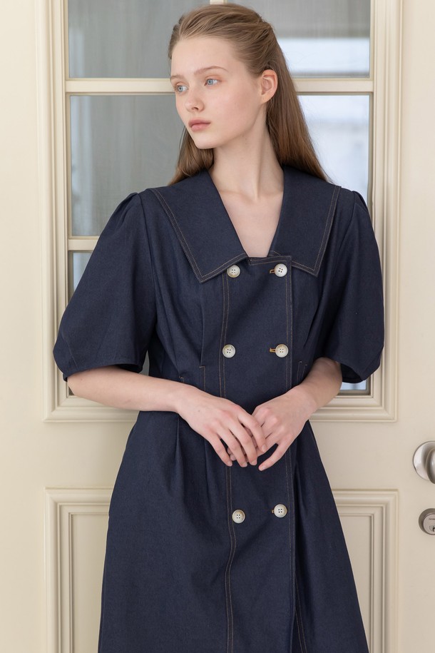 인디고 컬러의 더블 버튼 드레스입니다. 여성 의류로, 봄, 여름 계절에 어울리는 얇은 두께감의 A라인 플레어 원피스입니다. 칼라 넥 라인에 벌룬 슬리브, 사이드 포켓과 트임 디테일이 특징이며, 신축성 있는 면, 나일론, 폴리우레탄 혼방 소재로 제작되었습니다. 데이트룩, 카페룩, 모임룩에 클래식, 미니멀, 로맨틱한 스타일을 연출하기 좋습니다. 더블 버튼 여밈 방식으로, 부드러운 촉감을 선사합니다.
