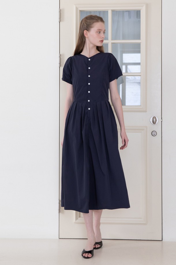 네이비 색상의 브이넥 핀턱 드레스입니다. 봄, 여름 계절에 어울리는 얇고 부드러운 소재로 제작되었으며, 레귤러 핏으로 편안하게 착용할 수 있습니다. 핀턱 디테일과 볼륨감 있는 실루엣이 특징이며, 사이드 포켓과 안감이 있어 실용성을 더했습니다. 베이직하면서도 엘레강스한 스타일로 데이트룩, 카페룩, 모임룩에 적합하며, 클래식, 미니멀, 로맨틱 스타일을 즐겨 입는 여성분들께 추천합니다. 로고 자수가 은은하게 포인트가 되어줍니다.
