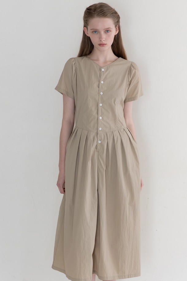 V-넥 핀턱 드레스 - 베이지는 여성 의류로, 봄과 여름에 어울리는 얇고 부드러운 소재의 루즈핏 드레스입니다. 브이넥 디자인에 핀턱 디테일이 더해져 미니멀하면서도 엘레강스한 분위기를 연출하며, 반소매 기장입니다. 베이지와 네이비 두 가지 색상으로 출시되었으며, 안감이 있어 비침 걱정 없이 착용할 수 있습니다. 데이트룩, 카페룩, 모임룩 등 다양한 TPO에 활용 가능하며, 로고 자수와 사이드 히든 포켓, 볼륨감 있는 실루엣이 특징입니다.
