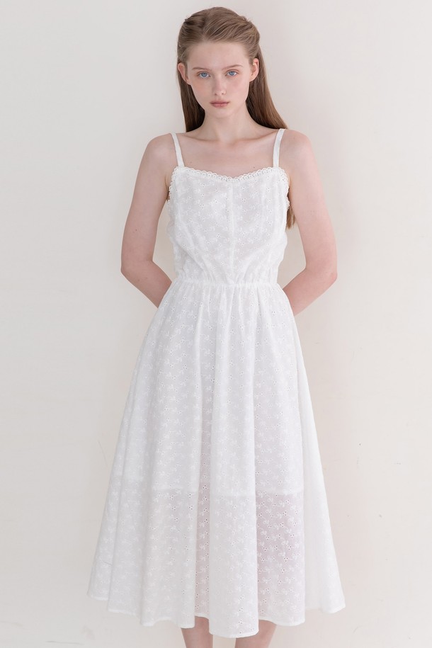 아이릿 드레스 - 화이트

여성스러운 무드를 연출하는 화이트 컬러의 아일릿 드레스입니다. 부드러운 면 소재로 제작되어 봄, 여름 시즌에 시원하게 착용하기 좋습니다. 스퀘어넥 디자인과 민소매, 플레어 타입의 A라인 치마핏으로 페미닌한 실루엣을 완성합니다. 허리 스모킹 디테일과 뒷면 밴딩 처리로 편안한 착용감을 선사하며, 데이트룩, 카페룩, 여행룩에 잘 어울립니다. 로맨틱, 미니멀, 클래식한 스타일을 즐기는 분들께 추천합니다.
