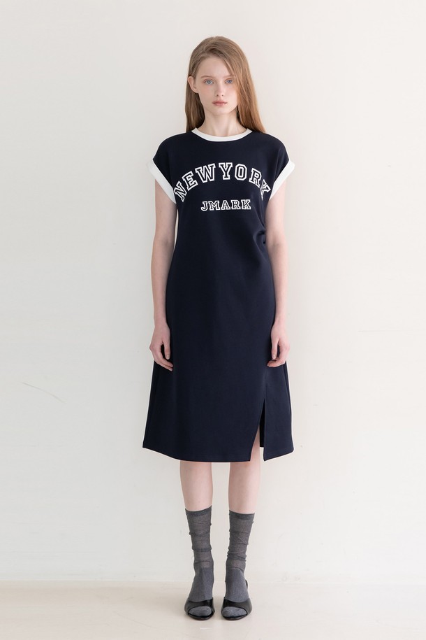 뉴욕 네이비 원피스는 캐주얼, 스포티, 미니멀 스타일을 추구하는 여성들을 위한 제품입니다. 얇고 부드러운 면, 폴리에스테르, 폴리우레탄 혼방 소재로 제작되어 편안한 착용감을 선사하며, 봄, 여름 시즌에 적합합니다. 슬림핏 라운드넥 디자인에 네이비 컬러의 로고 프린트가 돋보이며, 반소매와 배색 디테일, 왼쪽 허리 셔링, 앞트임, 신축성 있는 소재가 특징입니다. 동네 마실룩, 데이트룩, 여행룩 등 다양한 TPO에 활용할 수 있습니다.
