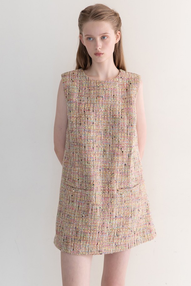 **트위드 드레스 - 핑크**

클래식하고 엘레강스한 무드의 트위드 드레스입니다. 부드러운 면과 폴리에스테르 혼방 소재로 제작되었으며, 중간 두께감으로 봄, 가을에 적합합니다. 민소매 디자인에 라운드넥, A라인 핏으로 여성스러운 실루엣을 연출합니다. 핑크 컬러의 트위드 패턴이 특징이며, 안감과 백 지퍼 여밈으로 편안하게 착용 가능합니다. 데이트룩, 모임룩, 소개팅룩 등 다양한 TPO에 스타일리시하게 매치할 수 있습니다.
