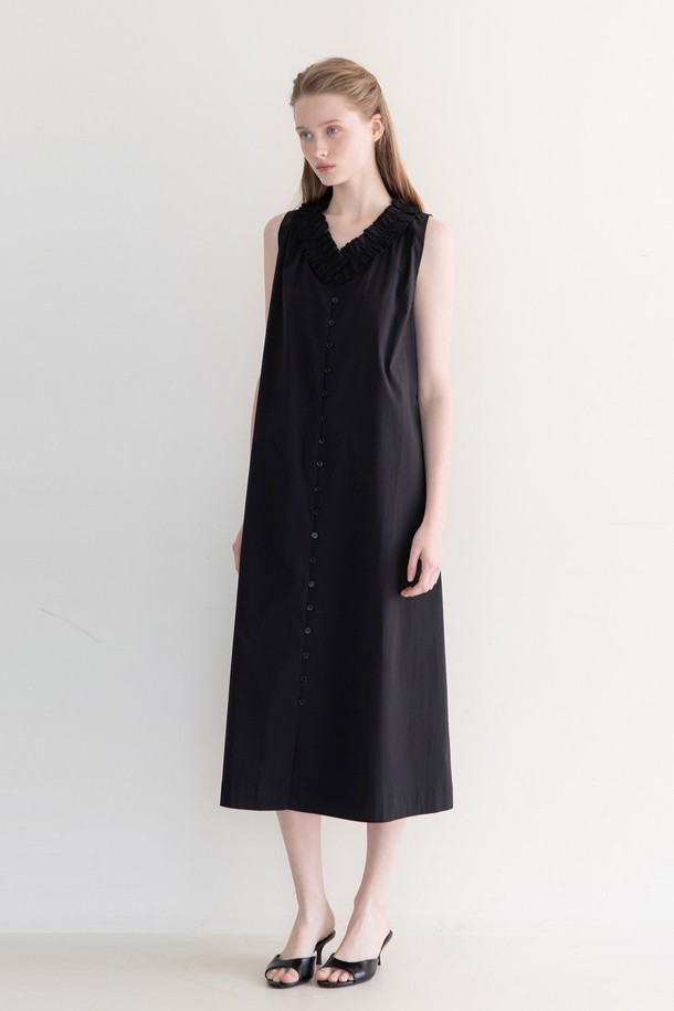 블랙 색상의 슬리브리스 프릴 드레스입니다. 면, 나일론, 폴리우레탄 혼방 소재로 제작되어 봄, 여름에 시원하게 착용하기 좋습니다. 릴랙스 핏에 A라인 치마 디자인으로 편안하면서도 우아한 분위기를 연출하며, 브이넥 라인과 프릴 디테일이 여성스러움을 더합니다. 사이드 포켓과 로고 단추로 실용성을 높였으며, 화이트 색상은 비침이 있을 수 있으니 이너 착용을 권장합니다. 데이트룩, 카페룩, 여행룩 등 다양한 TPO에 클래식, 미니멀, 로맨틱 스타일로 연출해보세요.
