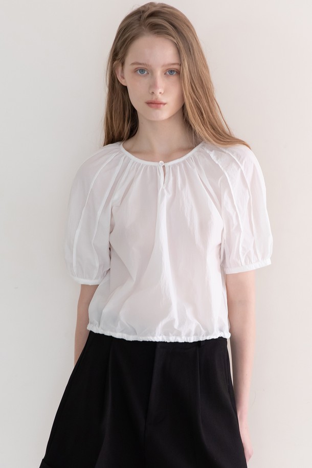 핀턱 슬리브 크롭 블라우스 - 화이트는 페미닌한 무드를 연출하는 여성 블라우스입니다. 봄, 여름 시즌에 어울리는 얇은 두께감과 라운드넥 디자인으로 제작되었습니다. 크롭 기장과 반소매, 밑단 밴딩 디테일이 특징이며, 캐주얼한 데이트룩, 카페룩, 쇼핑룩에 매치하기 좋습니다. 미니멀하고 캐주얼한 스타일로, 이너 착용을 권장하는 반투명 소재입니다.
