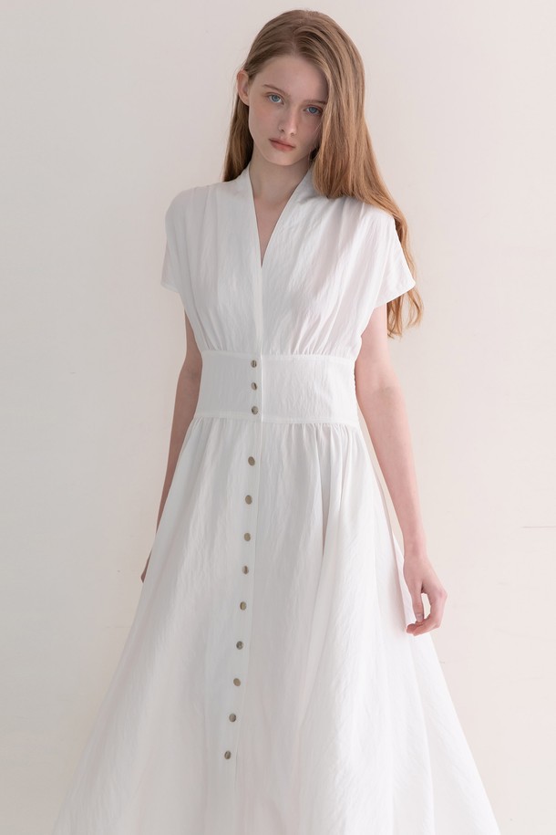화이트 컬러의 버튼 맥시 드레스입니다. 우아하고 클래식한 무드를 연출하며, 봄, 여름 시즌에 잘 어울리는 여성 의류입니다. 레이온과 나일론 혼방 소재로 제작되어 부드러운 착용감을 선사합니다. 몽크 칼라, 반소매, A라인 치마 핏, 실버 버튼 디테일, 허리 밴딩, 뒷면 허리 스모킹, 어깨 개더링 디테일이 돋보입니다. 데이트룩, 카페룩, 모임룩 등 다양한 TPO에 클래식, 미니멀, 로맨틱 스타일로 연출하기 좋습니다.
