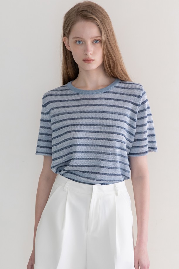 썸머 스트라이프 니트 - 블루는 시원한 여름을 위한 여성용 니트/스웨터입니다. 린넨, 나일론, 레이온 혼방 소재로 제작되어 부드러운 촉감과 얇은 두께로 편안한 착용감을 선사합니다. 릴랙스 핏 라운드넥 디자인에 베이직하고 캐주얼한 스트라이프 패턴이 더해져 데이트룩, 카페룩 등 다양한 스타일을 연출하기 좋습니다. 반소매 기장과 넥 라인의 립 디테일이 특징이며, 미니멀, 클래식 스타일을 즐겨 입는 분들께 추천합니다.
