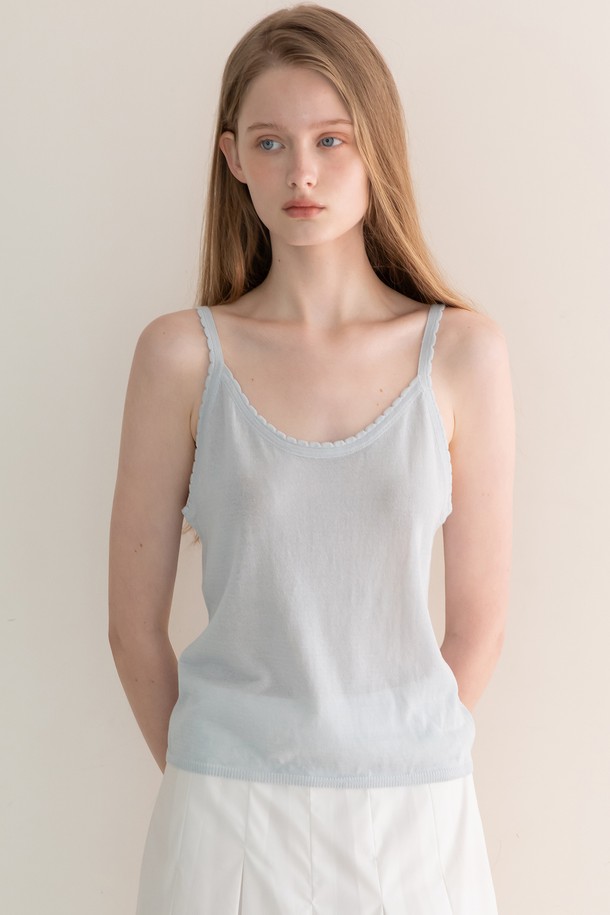 스트링 니트 탑 - 스카이 블루는 부드러운 린넨, 나일론, 레이온 혼방 소재로 제작된 여성용 니트 탑입니다. 얇은 두께감과 민소매 디자인으로 간절기 또는 여름철에 시원하게 착용할 수 있습니다. 라운드넥에 레귤러핏으로, 베이직하고 미니멀한 스타일을 연출하며, 다양한 하의와 레이어드하여 캐주얼하고 클래식한 분위기를 더할 수 있습니다. 색상은 스카이 블루, 블랙, 아이보리 3가지로 출시되어 선택의 폭을 넓혔습니다.
