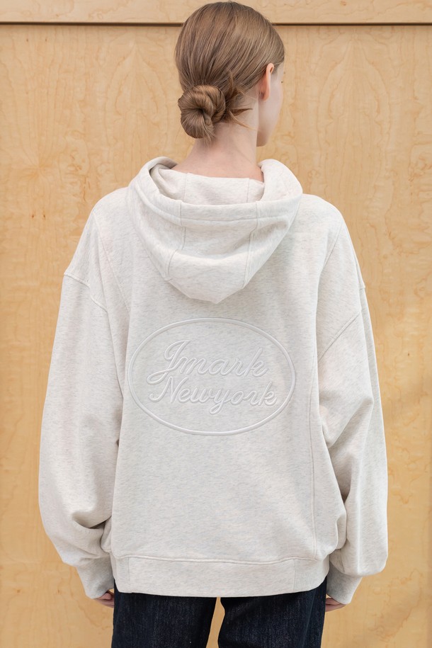 "로고 후드 집업_2컬러"는 캐주얼과 미니멀 스타일을 모두 아우르는 공용 후드 집업입니다. 부드러운 면 소재로 제작되어 봄, 가을, 겨울 계절에 착용하기 좋으며, 일상적인 산책룩이나 편안한 집콕룩에 적합합니다. 레귤러 핏에 엠보싱 로고가 돋보이는 디자인으로, 어떤 스타일에도 매치하기 용이합니다. 후드와 긴 소매, 집업 스타일로 실용성을 더했습니다.
