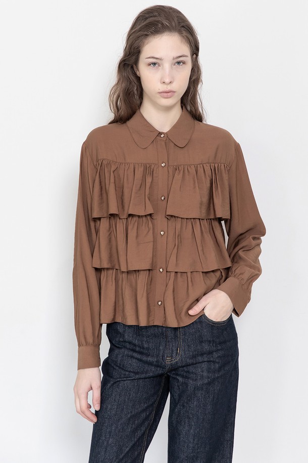 세련된 무드를 연출하는 러플 블라우스입니다. 브라운과 블랙 두 가지 색상으로 출시되었으며, 봄, 가을 시즌에 활용하기 좋습니다. 라운드넥과 긴소매, 레귤러핏으로 우아한 스타일을 완성합니다. 레이온과 나일론 혼방 소재로 부드러운 촉감을 선사하며, 크롭 기장으로 시크한 매력을 더합니다. 골드 로고 버튼 디테일로 포인트를 주어 단독 또는 레이어드하여 데이트룩, 카페룩, 모임룩 등 다양한 TPO에 맞춰 클래식, 미니멀, 로맨틱 스타일을 연출해보세요.
