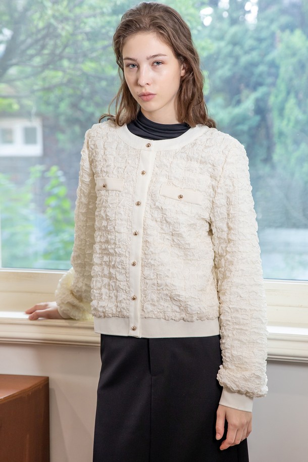 트위드 포켓 가디건 2컬러는 우아하고 클래식한 스타일을 연출해 주는 여성용 가디건입니다. 부드러운 폴리에스테르 소재로 제작되었으며, 봄, 가을에 입기 좋은 중간 두께감입니다. 크롭 기장의 레귤러핏으로, 라운드넥 디자인과 골드 로고 버튼 디테일, 플리츠 텍스처가 특징입니다. 블랙과 크림 두 가지 색상으로 출시되어 데이트룩, 카페룩, 모임룩 등 다양한 TPO에 활용 가능하며, 미니멀, 걸리시 스타일을 즐기는 분들에게 적합합니다. 블라우스 또는 아우터로도 활용할 수 있어 실용적입니다.
