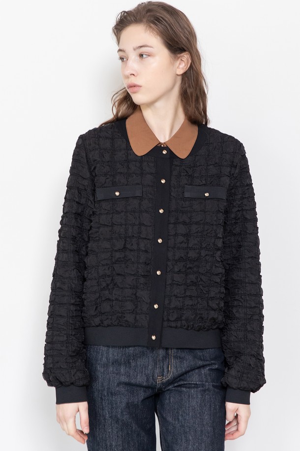 블랙과 크림 두 가지 색상으로 출시된 트위드 포켓 가디건입니다. 부드러운 촉감의 폴리에스테르 소재로 제작되었으며, 봄, 가을에 착용하기 좋은 얇은 두께감입니다. 라운드 넥 디자인에 골드 로고 버튼, 플리츠 텍스처, 포켓 디테일이 더해져 우아하고 클래식한 스타일을 연출합니다. 레귤러 핏의 크롭 기장으로, 데이트룩, 카페룩, 모임룩 등 다양한 TPO에 매치하기 좋습니다. 클래식, 미니멀, 시크한 스타일을 선호하는 여성분들께 추천합니다.
