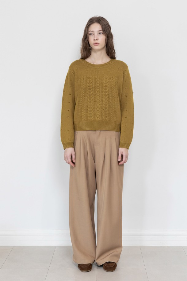 핀턱 슬랙스_3컬러는 여성용 핀턱 슬랙스로, 클래식하고 미니멀한 스타일을 연출합니다. 출근룩과 오피스룩에 적합하며, 봄, 가을, 겨울 세 계절 모두 활용 가능합니다. 그레이, 블랙, 베이지 세 가지 색상으로 출시되어 다양한 상의와 매치하기 좋습니다. 레귤러핏, 스트레이트 핏으로 디자인되어 편안하면서도 세련된 실루엣을 완성합니다. 핀턱 디테일이 특징인 긴 기장의 슬랙스입니다.
