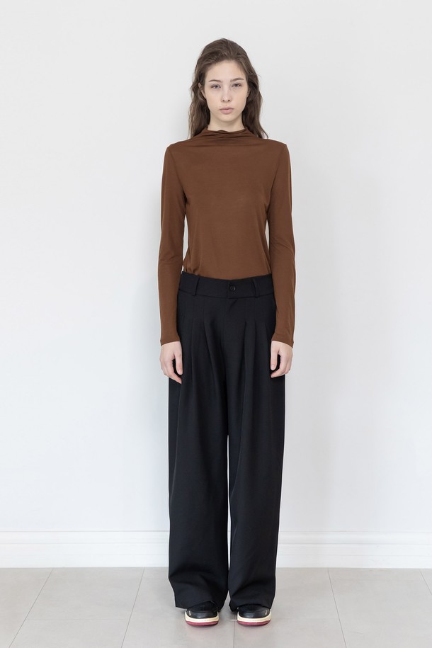 세련된 스타일을 완성하는 핀턱 슬랙스 3컬러입니다. 부드러운 촉감의 두꺼운 폴리에스테르 트윌 원단을 사용하여, 봄, 가을, 겨울까지 따뜻하고 편안하게 착용할 수 있습니다. 클래식하고 미니멀한 무드를 연출하며, 와이드 핏과 루즈핏으로 편안함까지 더했습니다. 편턱 디테일이 돋보이며, 오피스룩과 캐주얼룩 모두 소화 가능한 활용도 높은 아이템입니다. 블랙, 그레이, 베이지 3가지 컬러로 만나보세요.
