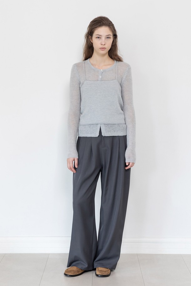 Pintuck slacks_3컬러는 클래식과 캐주얼 스타일을 넘나드는 여성용 슬랙스입니다. 블랙, 그레이, 베이지 3가지 기본 컬러로 출시되어 어떤 상의와도 쉽게 매치할 수 있습니다. 부드러운 촉감의 폴리에스터 소재로 제작되었으며, 사계절 내내 활용 가능합니다. 전면 편턱 디테일과 와이드 핏, 긴 기장감으로 트렌디하면서도 편안한 착용감을 선사합니다. 오피스룩, 출근룩, 모임룩 등 다양한 TPO에 활용하여 세련된 스타일을 연출해보세요.
