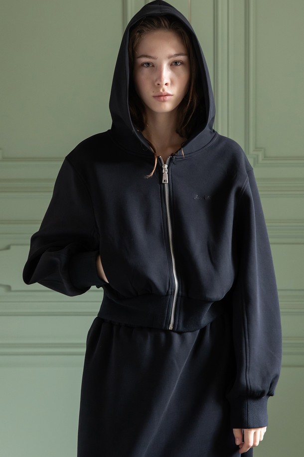 크롭 후드 집업, 2가지 색상으로 만나보세요. 여성 의류이며, 봄/가을 시즌에 캐주얼하고 미니멀한 스타일을 연출하기 좋습니다. 그레이, 블랙 두 가지 컬러로 출시되었으며, 일상복으로 활용하기 좋습니다. 면, 폴리에스테르, 폴리우레탄 혼방 소재로 제작되어 신축성 있는 착용감을 선사합니다. 후드 디자인에 크롭 기장, 긴 소매, 무지 패턴으로 심플함을 더했으며, 히든 포켓과 스트링 밴드 디테일, 로고 자수가 돋보입니다. 동네 마실룩이나 봄 소풍룩으로 활용 가능하며, 스트링밴드 스커트와 세트로도 연출할 수 있습니다.
