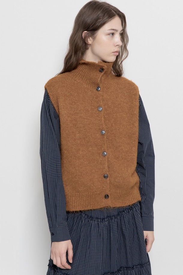 세련된 무드의 '칼라 베스트'를 소개합니다. 부드러운 촉감의 폴리에스테르, 아크릴, 울 혼방 소재로 제작되어 가을, 겨울 시즌 따뜻하게 착용하기 좋습니다. 와이드 카라 디테일과 로고 버튼, 립 디테일 밑단이 돋보이며, 루즈핏 디자인으로 편안한 착용감을 선사합니다. 베이직하고 클래식한 무드를 기반으로, 데이트룩, 오피스룩, 겨울 데일리룩 등 다양한 TPO에 활용 가능하며, 미니멀, 캐주얼 스타일을 연출하기 좋습니다. 레이어드 스타일링으로 더욱 다채로운 룩을 완성해 보세요.
