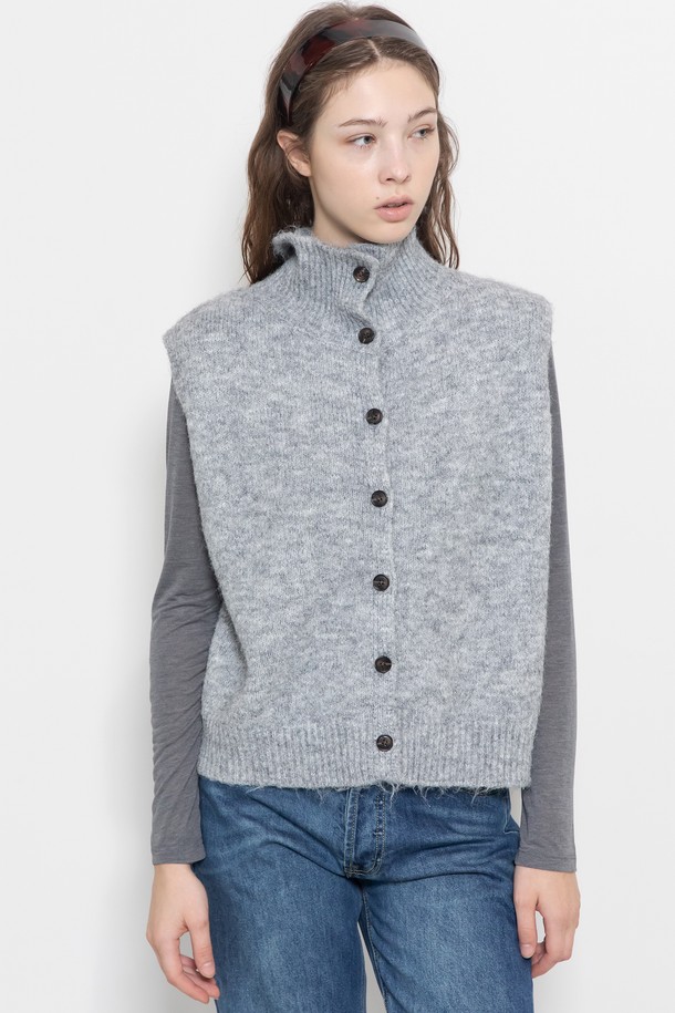 **Collar 베스트_2컬러**

부드러운 촉감의 Collar 베스트는 그레이, 카멜 두 가지 색상으로 만나보실 수 있습니다. 와이드 카라와 로고 버튼 디테일이 돋보이며, 립 디테일 밑단과 드롭 스타일로 편안한 착용감을 선사합니다. 폴리에스테르, 아크릴, 울 혼방 소재로 제작되어 가을, 겨울에 따뜻하게 입을 수 있습니다. 블라우스나 원피스에 레이어드하여 데이트룩, 카페룩, 겨울 데일리룩 등 다양한 스타일을 연출해보세요. 루즈핏으로 제작되어 캐주얼, 클래식, 미니멀 스타일을 모두 소화 가능합니다.
