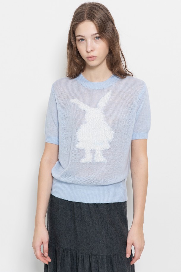 부드러운 촉감이 돋보이는 Bunny knit wear(바니 니트 웨어)는 여성용 니트/스웨터입니다. 그레이와 블루 두 가지 색상으로 출시되었으며, 캐주얼한 스타일을 연출하기 좋습니다. 가을, 겨울 시즌에 어울리는 두꺼운 두께감과 긴 소매 기장으로 따뜻하게 착용할 수 있습니다. 울 55%, 폴리에스터 45% 혼방 소재로 제작되어 부드러운 착용감을 선사하며, 토끼 캐릭터 디자인과 골지 패턴이 특징입니다. 레귤러핏 라운드넥 디자인으로, 레이어드하여 다양한 스타일을 연출할 수 있습니다.
