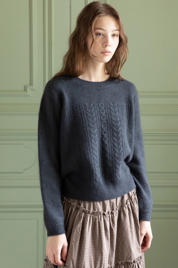 Cable round knit wear (케이블 라운드 니트 웨어)는 울 70%, 폴리에스터 30% 혼방 소재로 제작되어 부드러운 촉감을 자랑하는 라운드넥 니트입니다. 가을, 겨울 시즌에 활용하기 좋으며, 베이직하고 캐주얼한 스타일을 연출할 수 있습니다. 두꺼운 두께감과 긴 소매 기장으로 포근함을 더하며, 레귤러핏으로 편안하게 착용 가능합니다. 올리브, 차콜 두 가지 색상으로 출시되어 다양한 이너웨어와 매치하여 데일리룩, 산책룩, 집콕룩 등 폭넓게 활용할 수 있습니다. 케이블 패턴이 돋보이는 디자인으로 캐주얼, 클래식, 미니멀 스타일을 모두 소화할 수 있습니다.
