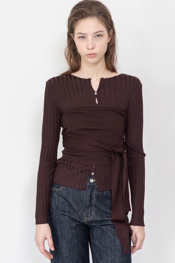 세련된 무드의 "부스티에 크롭 가디건"을 소개합니다. 네이비와 브라운 두 가지 색상으로 만나보세요. 폴리에스테르, 나일론, 아크릴, 울 혼방 소재로 제작되어 부드러운 촉감을 선사합니다. 슬림핏과 스퀘어넥 디자인이 여성스러운 실루엣을 연출하며, 긴소매와 크롭 기장으로 트렌디함을 더했습니다. 테일러드 스타일링이 가능하며 데이트룩, 카페룩, 모임룩 등 다양한 TPO에 시크, 클래식, 미니멀 스타일로 연출해보세요.
