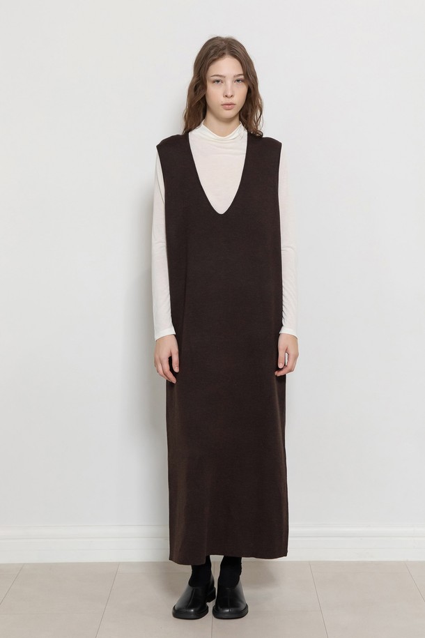 "Sleeveless maxi knit dress"는 가을, 겨울 시즌에 어울리는 민소매 맥시 기장의 니트 원피스입니다. 브라운과 차콜 두 가지 색상으로 출시되었으며, 루즈핏 H라인으로 편안한 착용감을 선사합니다. 울, 나일론, 아크릴, 폴리에스테르 혼방 소재로 제작되어 부드러운 촉감을 느낄 수 있습니다. 레이어드 스타일링이 가능하며, 미니멀하고 베이직한 디자인으로 겨울 데일리룩, 집콕룩, 모임룩 등 다양한 TPO에 활용할 수 있습니다. 브이넥 라인으로 세련된 분위기를 연출합니다.
