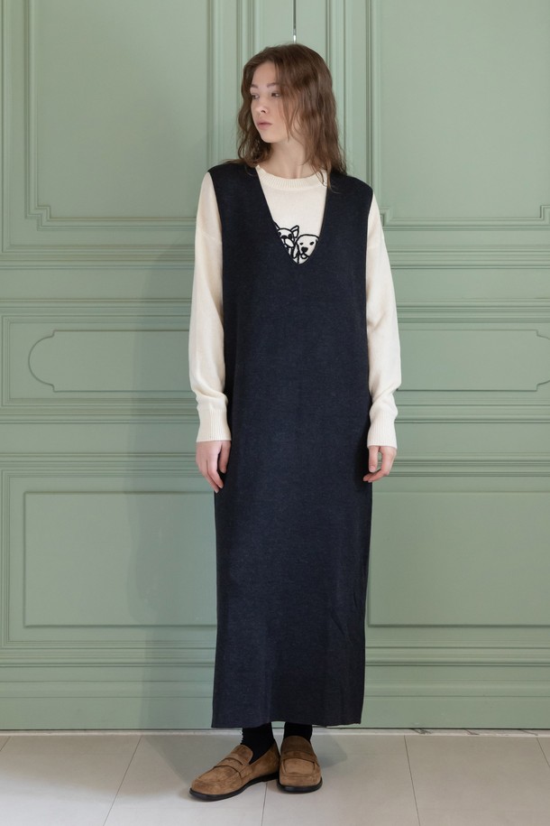 민소매 맥시 니트 원피스_2color는 가을과 겨울, 미니멀하고 베이직한 스타일을 연출하기에 좋은 여성 의류입니다. 부드러운 촉감의 울, 나일론, 아크릴, 폴리에스터 혼방 소재로 제작되어 루즈핏의 편안한 착용감을 선사합니다. 라운드넥 디자인에 민소매 기장으로, 다양한 레이어드 스타일링이 가능하며 두꺼운 두께감으로 따뜻하게 착용할 수 있습니다. 브라운과 차콜, 두 가지 컬러로 출시되어 데일리룩, 집콕룩, 모임룩 등 다양한 TPO에 활용하기 좋습니다.
