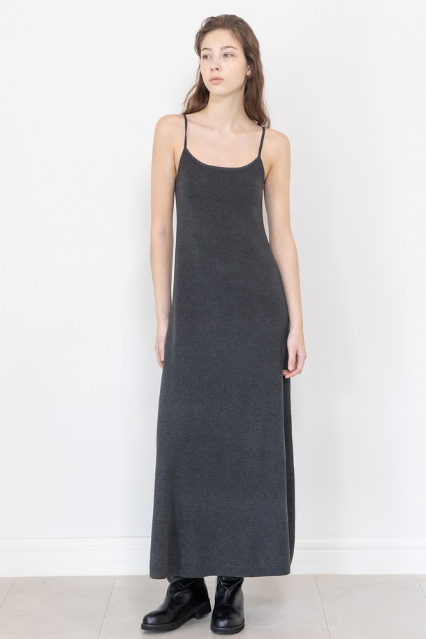 String 슬림 니트 드레스_2color는 미니멀하고 베이직한 스타일의 여성용 니트 원피스입니다. 가을과 겨울에 어울리는 긴 소매와 라운드넥 디자인으로, 블랙과 차콜 두 가지 색상으로 출시되었습니다. 울, 나일론, 아크릴, 폴리에스테르 혼방 소재로 제작되어 부드러운 촉감을 선사하며, 슬림핏 H라인의 스트레이트 실루엣이 특징입니다. 자연스러운 드레이핑과 슬림 스트레이트 디자인이 시크한 무드를 연출하여 겨울 데일리룩, 출근룩, 모임룩에 활용하기 좋습니다.
