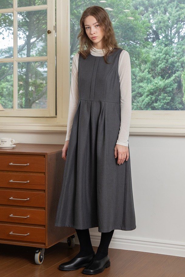 세련된 스타일을 완성하는 민소매 핀턱 원피스입니다. 부드럽게 퍼지는 A라인 핏과 플레어 치마 디자인이 여성스러운 실루엣을 연출하며, 라운드넥으로 깔끔함을 더했습니다. 세로 핀턱 디테일이 은은한 포인트를 주고, 백지퍼로 간편하게 착용할 수 있습니다. 그레이와 블랙 두 가지 컬러로 출시되어, 데이트룩, 카페룩, 모임룩 등 다양한 TPO에 맞춰 미니멀하고 시크한 스타일을 연출해보세요. 히든 포켓이 있어 실용성까지 갖춘, 봄, 가을 시즌 활용도 높은 폴리에스테르 소재의 원피스입니다.
