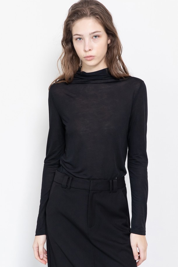 **Halfneck 티셔츠 (4컬러)**

베이직한 스타일의 하프넥 티셔츠입니다. 폴리에스테르와 레이온 혼방 소재로 제작되어 부드러운 촉감을 자랑하며, 얇은 두께감으로 사계절 내내 활용 가능합니다. 레귤러 핏으로 편안하게 착용할 수 있으며, 무지 디자인으로 다양한 스타일 연출에 용이합니다. 블랙, 아이보리, 브라운, 차콜 4가지 컬러로 구성되어 취향에 맞게 선택할 수 있습니다. 이너로 활용도가 높아 실용적인 아이템입니다.
