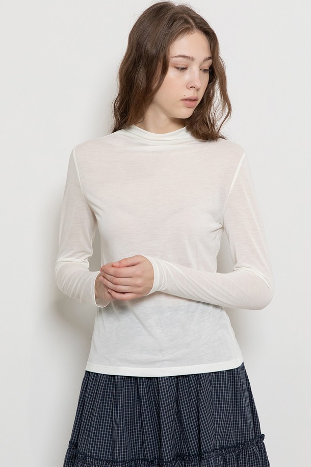 **Halfneck 티셔츠_4color**

부드러운 촉감의 폴리에스터와 레이온 혼방 소재로 제작된 하프넥 티셔츠입니다. 베이직한 디자인에 레귤러핏으로 편안하게 착용 가능하며, 봄, 가을 시즌에 활용하기 좋습니다. 블랙, 아이보리, 브라운, 차콜 4가지 기본 컬러로 출시되어 다양한 스타일 연출에 용이합니다. 얇은 두께감으로 이너로 활용하기 좋으며, 미니멀, 클래식, 캐주얼 스타일을 즐겨 입는 분들께 추천합니다. 긴 소매 기장으로 간절기에도 따뜻하게 입을 수 있습니다.
