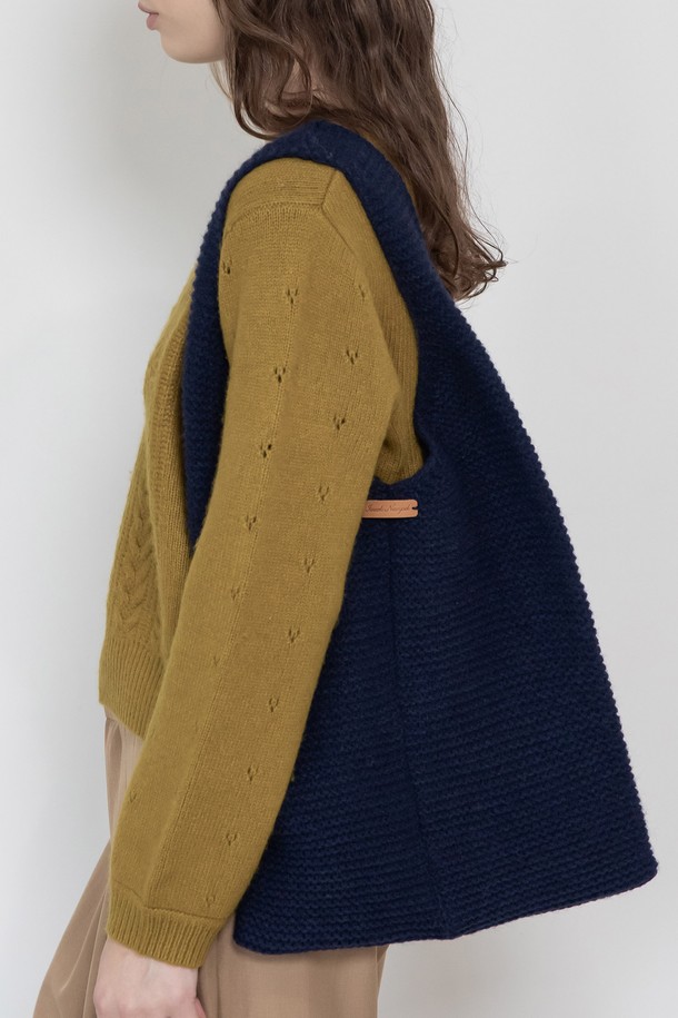 네 가지 다채로운 컬러로 만나보는 니트 숄더백입니다. 부드러운 촉감의 아크릴, 폴리에스테르, 나일론 혼방 소재로 제작되었으며, 드레이핑된 디자인과 사각 쉐입이 특징입니다. 넉넉한 수납 공간으로 일상 속 다양한 소지품을 간편하게 보관할 수 있습니다. 숄더 스트랩으로 편안하게 착용 가능하며, 미니멀하고 캐주얼한 스타일을 연출합니다. 네이비, 그레이, 블루, 레드의 다채로운 색상 옵션으로 취향에 맞게 선택해 보세요.
