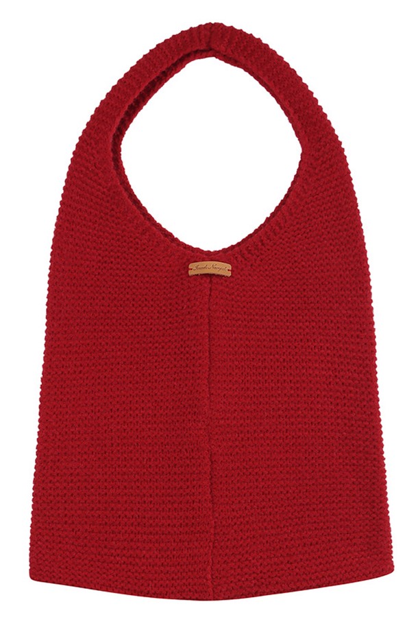 부드러운 촉감의 니트 숄더백입니다. 네이비, 그레이, 블루, 레드 4가지 색상으로 출시되었으며, 미디엄 사이즈의 사각 숄더백입니다. 아크릴, 폴리에스테르, 나일론 혼방 소재로 제작되어 자연스러운 드레이핑과 심플한 무드를 연출합니다. 넉넉한 수납공간과 오픈형 잠금 방식으로 실용성을 더했으며, 숄더 스트랩으로 편안하게 착용할 수 있습니다. 일상에서 미니멀하고 베이직한 스타일을 즐기기에 적합합니다.
