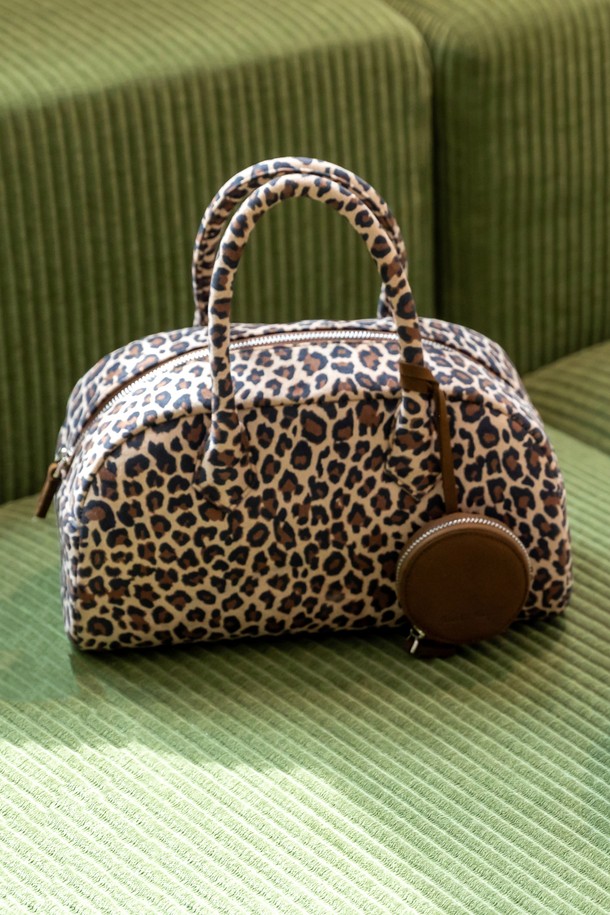 Mila 레오파드 토트백은 여성용 미디엄 사이즈 가방입니다. 합성가죽 소재로 제작되어 캐주얼한 스타일에 잘 어울립니다. 레오파드 패턴과 사각 모양, 지퍼형 잠금 방식이 특징이며, 일상에서 활용하기 좋습니다. 토트백 스타일의 디자인으로 실용성을 더했습니다.
