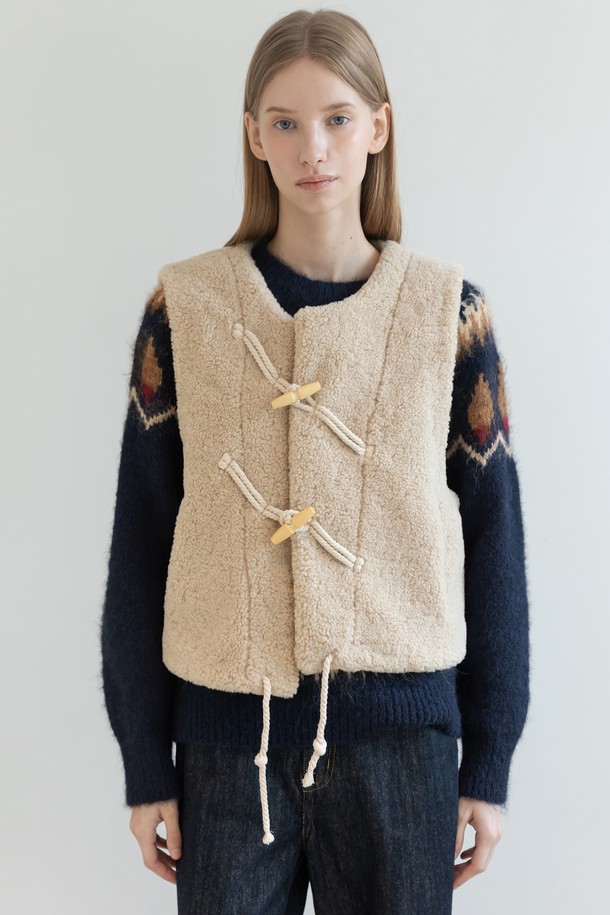 베이지 컬러의 포근한 퍼 소재로 제작된 Fur Crop Vest(퍼 크롭 베스트)입니다. 캐주얼하고 미니멀한 스타일 연출에 적합하며, 가을과 겨울 시즌에 따뜻하게 착용할 수 있습니다. 민소매 디자인과 레귤러 핏으로 편안한 착용감을 선사하며, 크롭 기장으로 트렌디함을 더했습니다. 토글 여밈 방식과 부드러운 촉감이 특징이며, 무지 디자인으로 다양한 룩에 매치하기 용이합니다.
