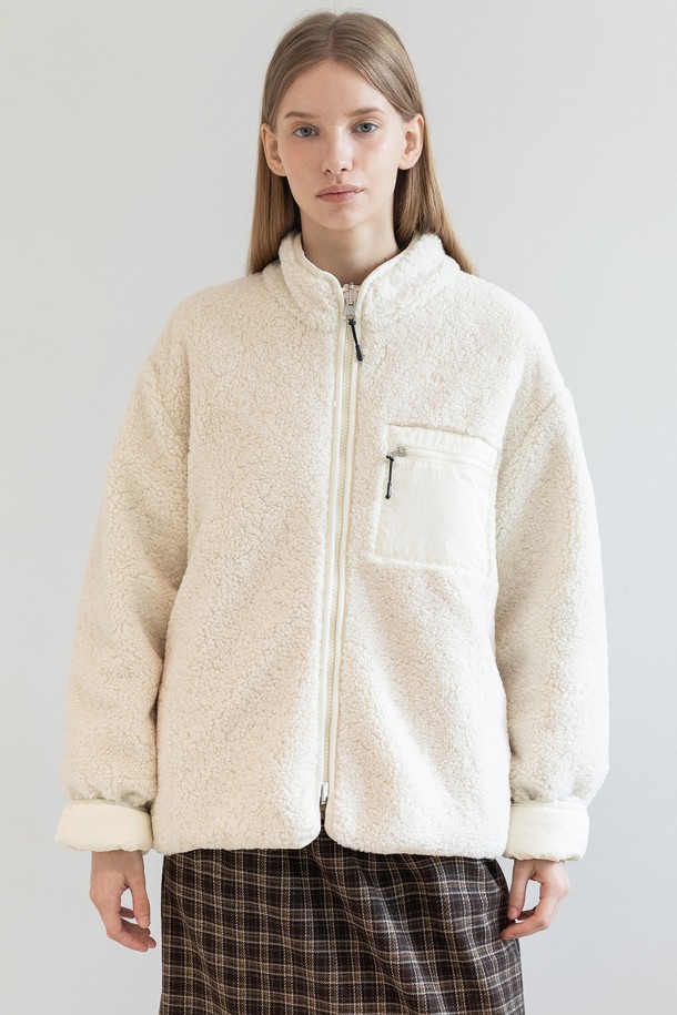 오버핏 리버시블 플리스 집업 점퍼는 부드러운 촉감의 플리스 소재로 제작되어 가을, 겨울철 따뜻하게 입을 수 있는 여성용 점퍼입니다. 아이보리, 블랙 두 가지 색상으로 출시되었으며, 캐주얼하고 베이직한 스타일을 연출하기 좋습니다. 집업 디자인과 오버핏으로 편안한 착용감을 선사하며, 리버시블 디자인으로 다양한 스타일을 연출할 수 있습니다. 무지 패턴에 포켓 디테일이 더해져 실용성을 높였으며, 산책룩이나 집콕룩 등 일상에서 폭넓게 활용하기 좋습니다. 
