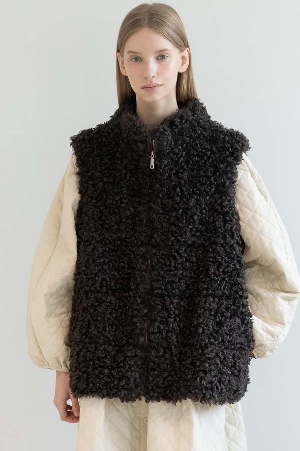 블랙 컬러의 퍼(Fur) 소재 여성용 집업 베스트입니다. 가을, 겨울 시즌에 어울리며, 캐주얼한 스타일과 무지 패턴으로 미니멀하고 시크한 연출이 가능합니다. 크롭 기장에 오버핏 실루엣으로, 편안하면서도 트렌디한 핏을 선사합니다. 부드러운 촉감의 두꺼운 퍼 소재에 민소매 디자인으로, 모임룩이나 연말 모임룩에 활용하기 좋습니다.
