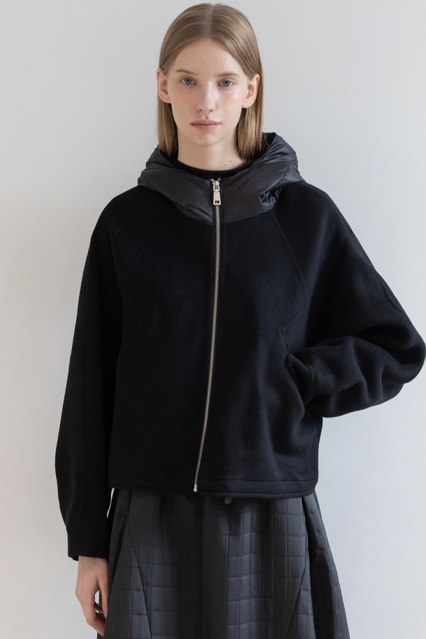 울 크롭 후드 집업 재킷_블랙은 여성분들을 위한 미니멀하고 캐주얼한 스타일의 아우터입니다. 가을과 겨울에 착용하기 좋으며, 울 소재로 제작되어 두꺼운 두께감을 자랑합니다. 크롭 기장과 오버핏으로 트렌디한 핏을 연출하며 후드 디테일이 더해져 포인트를 더했습니다. 출근룩은 물론, 다양한 일상 착장에도 활용할 수 있는 활용도 높은 아이템입니다. 무지 디자인으로 어떤 스타일에도 쉽게 매치할 수 있습니다.
