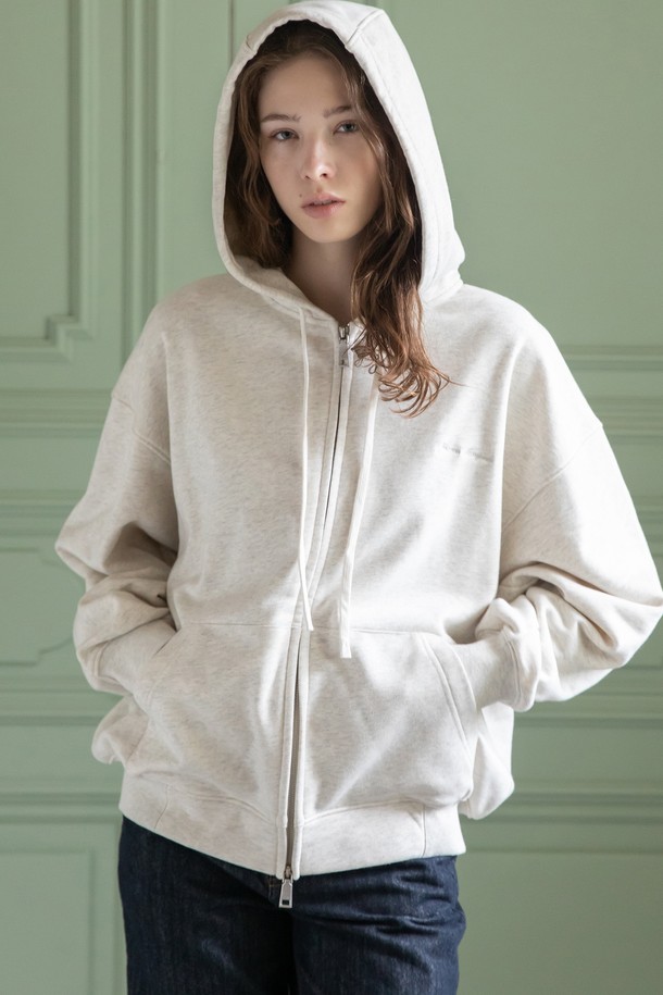 "로고 후드 집업_2컬러"는 캐주얼과 미니멀 스타일을 모두 아우르는 공용 후드 집업입니다. 부드러운 면 소재로 제작되어 봄, 가을, 겨울 계절에 착용하기 좋으며, 일상적인 산책룩이나 편안한 집콕룩에 적합합니다. 레귤러 핏에 엠보싱 로고가 돋보이는 디자인으로, 어떤 스타일에도 매치하기 용이합니다. 후드와 긴 소매, 집업 스타일로 실용성을 더했습니다.
