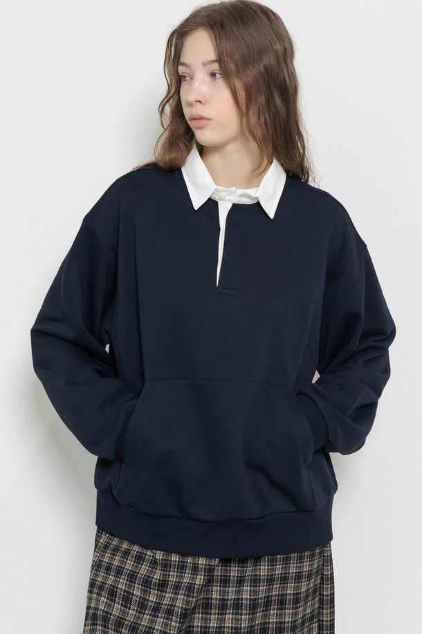 네이비 컬러의 카라 스웨트셔츠입니다. 부드러운 면 소재로 제작되어 편안한 착용감을 선사하며, 레귤러 핏으로 제작되어 캐주얼하고 베이직한 스타일을 연출합니다. 카라 배색 디테일이 돋보이며, 봄, 가을, 겨울 시즌에 활용하기 좋습니다. 긴 소매 기장과 두꺼운 두께감으로 따뜻하게 착용할 수 있습니다. 여성스러운 미니멀 스타일 연출에 적합합니다.
