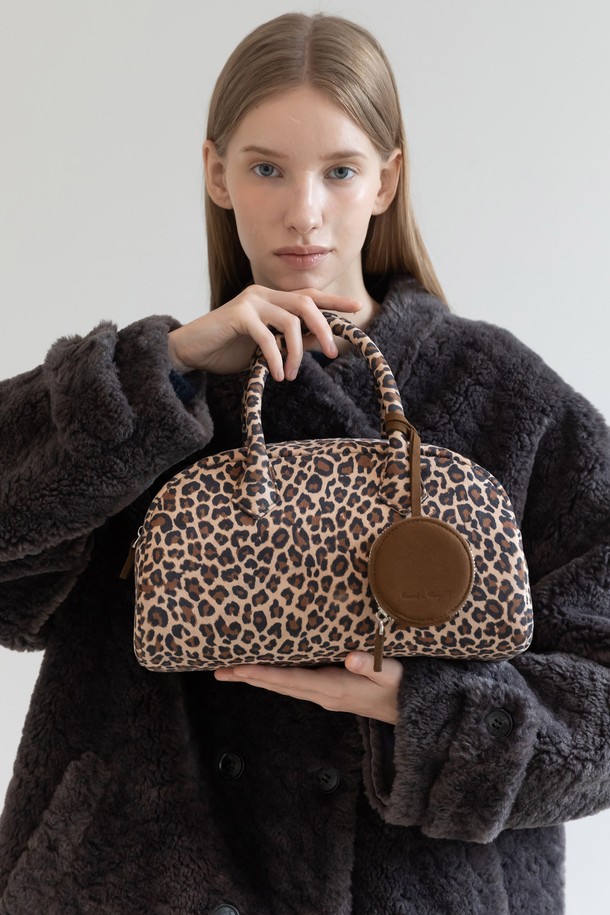 Mila 레오파드 토트백은 여성용 미디엄 사이즈 가방입니다. 합성가죽 소재로 제작되어 캐주얼한 스타일에 잘 어울립니다. 레오파드 패턴과 사각 모양, 지퍼형 잠금 방식이 특징이며, 일상에서 활용하기 좋습니다. 토트백 스타일의 디자인으로 실용성을 더했습니다.
