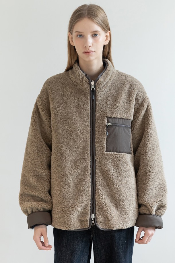 오버핏 리버시블 플리스 집업 점퍼는 부드러운 촉감의 플리스 소재로 제작되어 가을, 겨울철 따뜻하게 입을 수 있는 여성용 점퍼입니다. 아이보리, 블랙 두 가지 색상으로 출시되었으며, 캐주얼하고 베이직한 스타일을 연출하기 좋습니다. 집업 디자인과 오버핏으로 편안한 착용감을 선사하며, 리버시블 디자인으로 다양한 스타일을 연출할 수 있습니다. 무지 패턴에 포켓 디테일이 더해져 실용성을 높였으며, 산책룩이나 집콕룩 등 일상에서 폭넓게 활용하기 좋습니다. 
