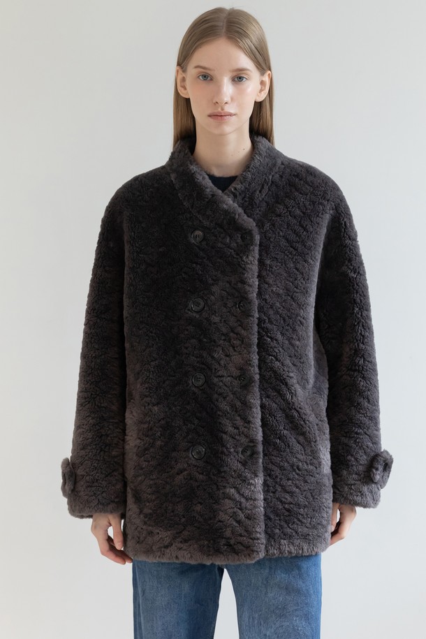 세련된 무드의 더블 버튼 퍼 재킷입니다. 부드러운 촉감의 퍼 소재로 제작되어 가을, 겨울 시즌 따뜻하게 착용할 수 있습니다. 톤 다운된 그레이 컬러와 무지 디자인으로 어떤 스타일에도 쉽게 매치할 수 있으며, 오버핏으로 편안한 착용감을 선사합니다. 캐주얼, 클래식, 미니멀 스타일을 즐겨 입는 여성분들께 추천하며, 모임룩이나 연말 모임룩으로 활용하기 좋습니다. 더블 버튼 디테일이 돋보이는 퍼 재킷으로 고급스러운 분위기를 연출해보세요.
