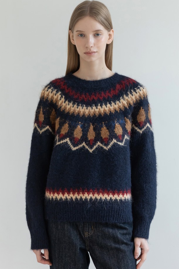 노르딕 로고 니트웨어는 여성스러운 실루엣을 돋보이게 해주는 터틀넥 스타일의 울 소재 니트입니다. 가을과 겨울 시즌에 적합하며, 두꺼운 두께감으로 뛰어난 보온성을 제공합니다. 레드, 베이지, 브라운 3가지 색상으로 출시되어, 출근룩이나 모임룩 등 다양한 TPO에 활용할 수 있습니다. 클래식하고 베이직한 디자인에 전통적인 노르딕 패턴과 로고 디테일이 더해져, 미니멀하면서도 캐주얼한 스타일을 연출하기 좋습니다. 부드러운 촉감의 레귤러핏 긴소매 니트로 편안하게 착용할 수 있습니다.
